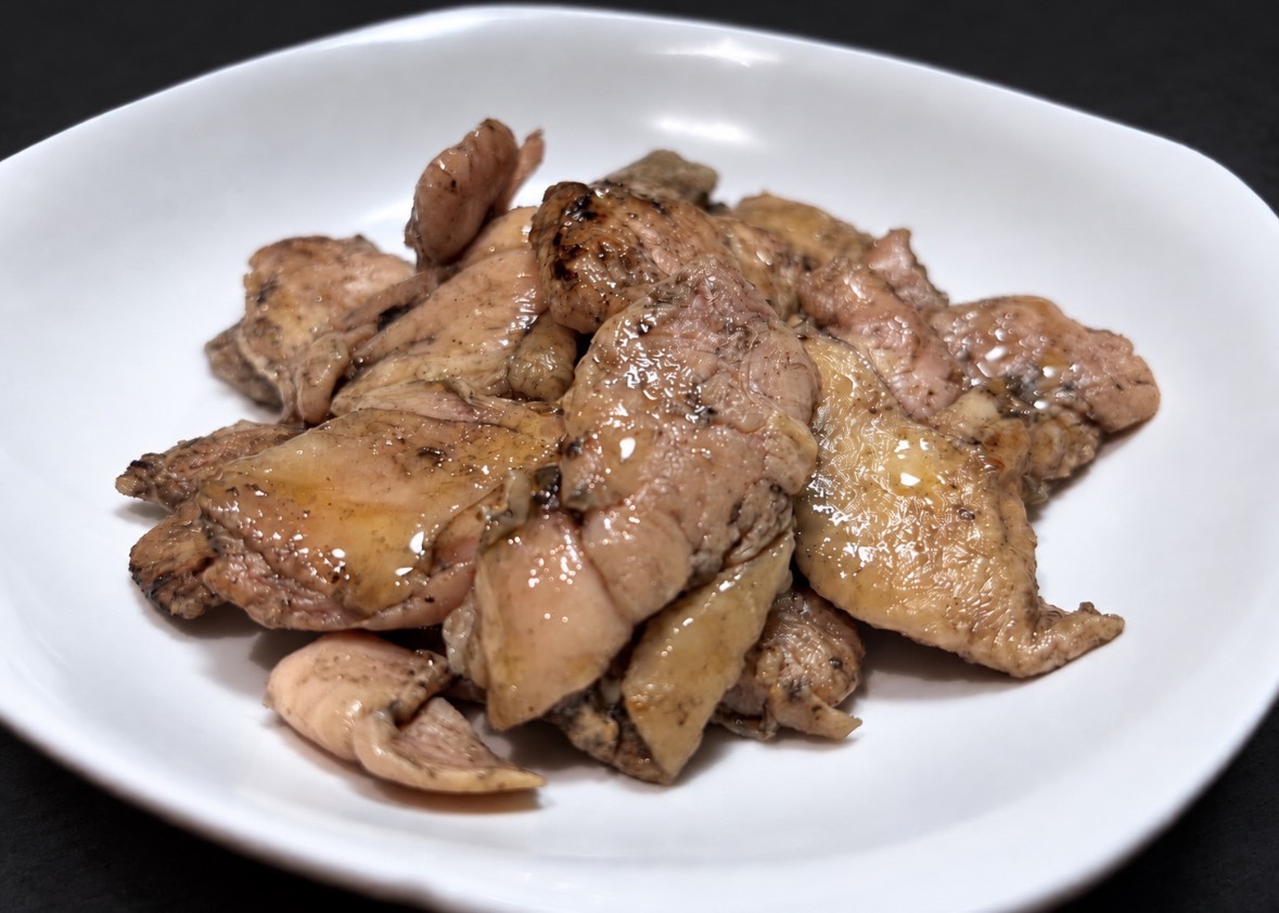 白い皿に盛り付けた肩肉の炭火焼