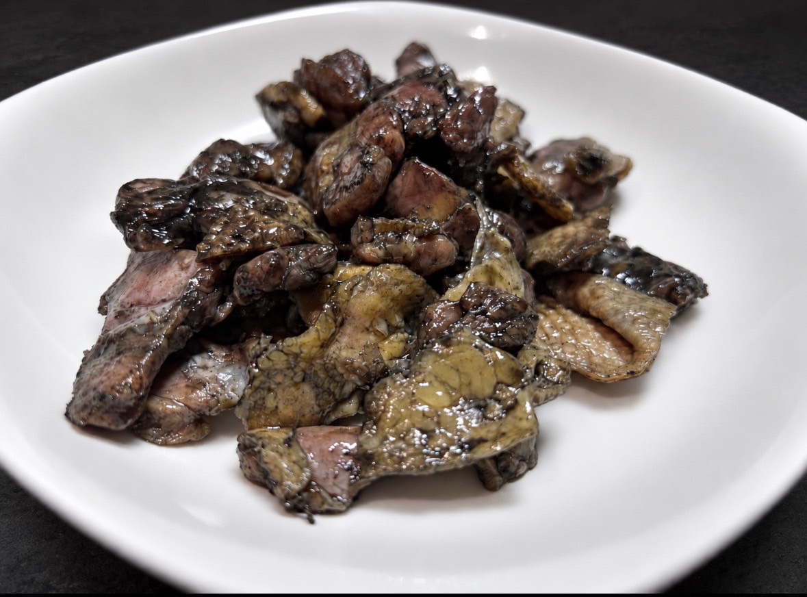白い皿に盛り付けたもも肉の炭火焼